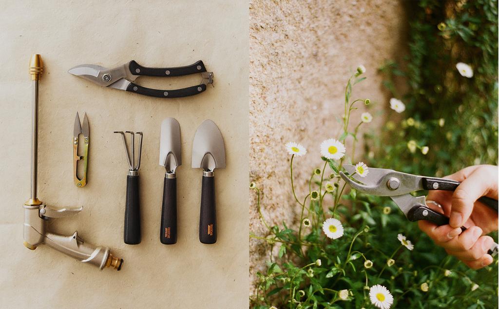 GARDEN SCISSORS, WATERING GUN AND TOOLS