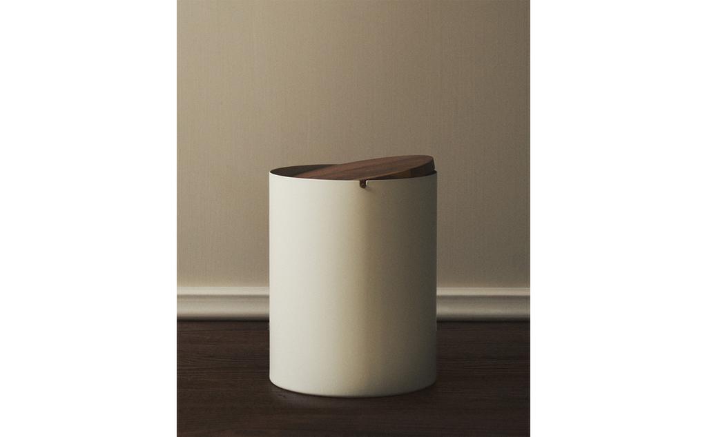 METAL BATHROOM BIN WITH WOODEN LID METAL BATHROOM BIN WITH WOODEN LID