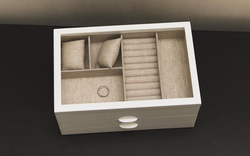 LACQUERED JEWELLERY BOX WITH DRAWERS