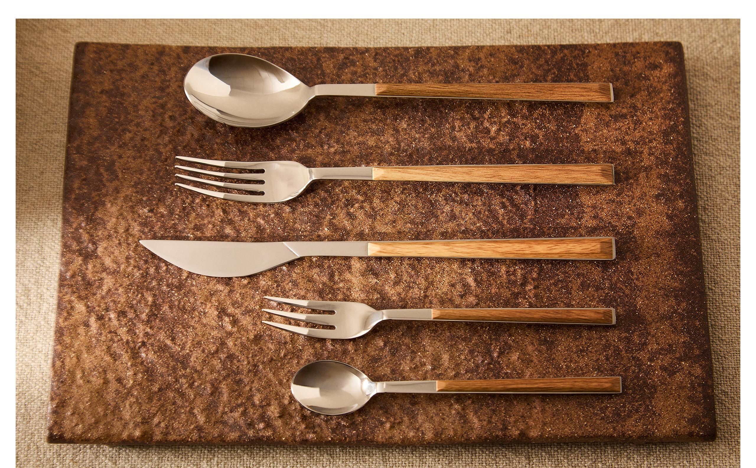 CUTLERY SET WITH WOODEN HANDLE