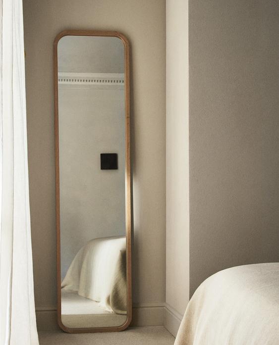 边框细节圆润垂直壁镜