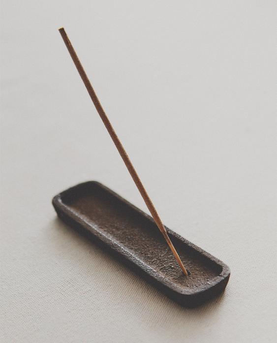 INCENSE BURNER WITH METAL TRAY
