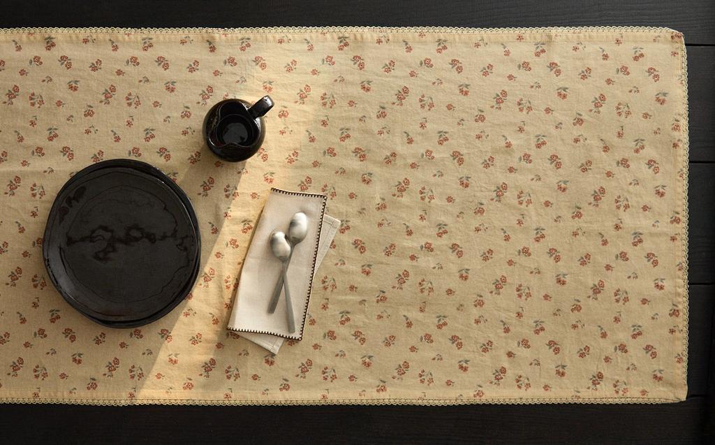 野花蕾丝边饰桌旗巾