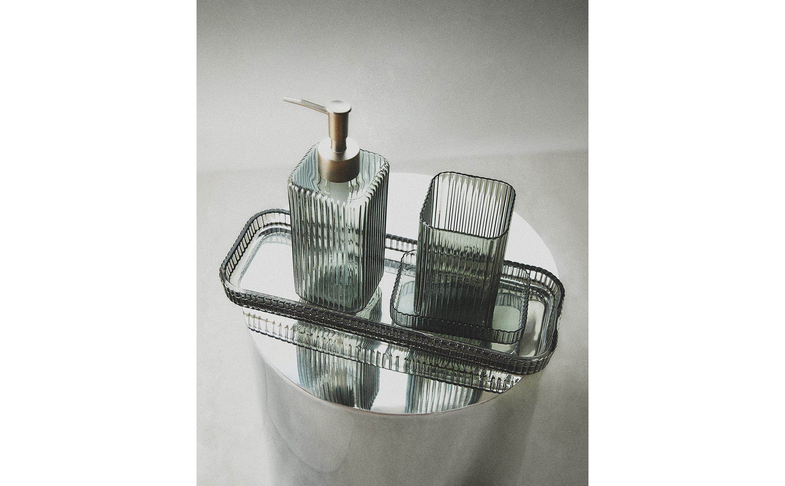 RAISED BOROSILICATE BATHROOM SET