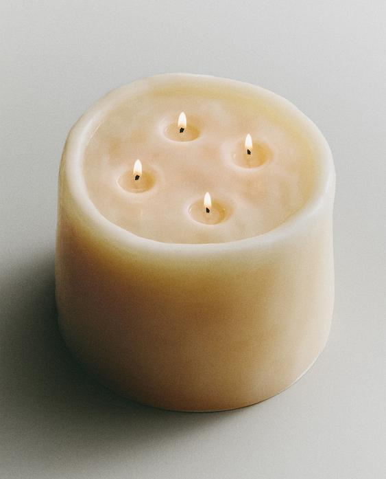米色装饰大蜡烛
