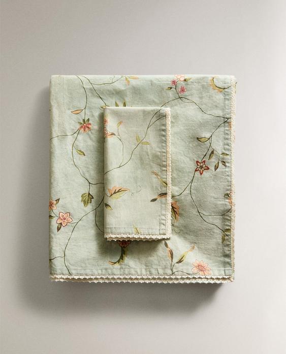 FLORAL PRINT TABLECLOTH WITH LACE TRIM