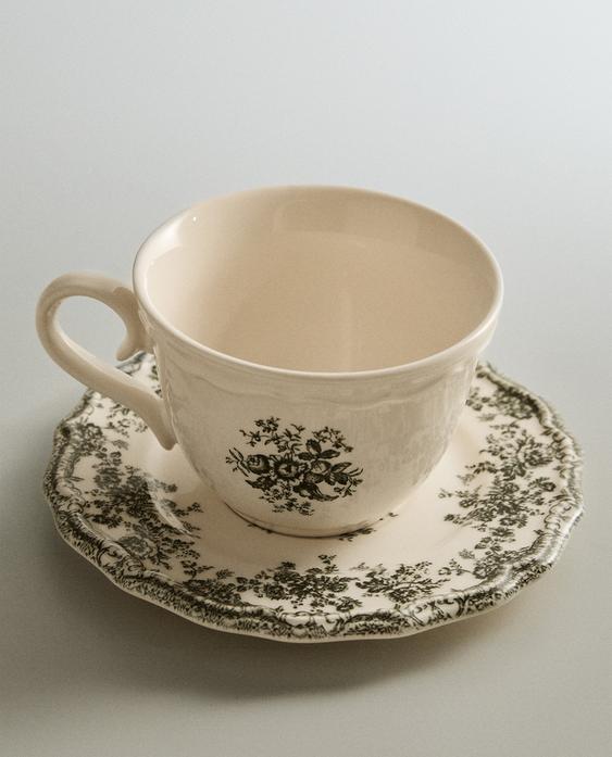 花卉茶杯和杯碟