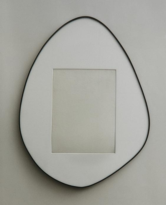 IRREGULAR-SHAPED PHOTO FRAME