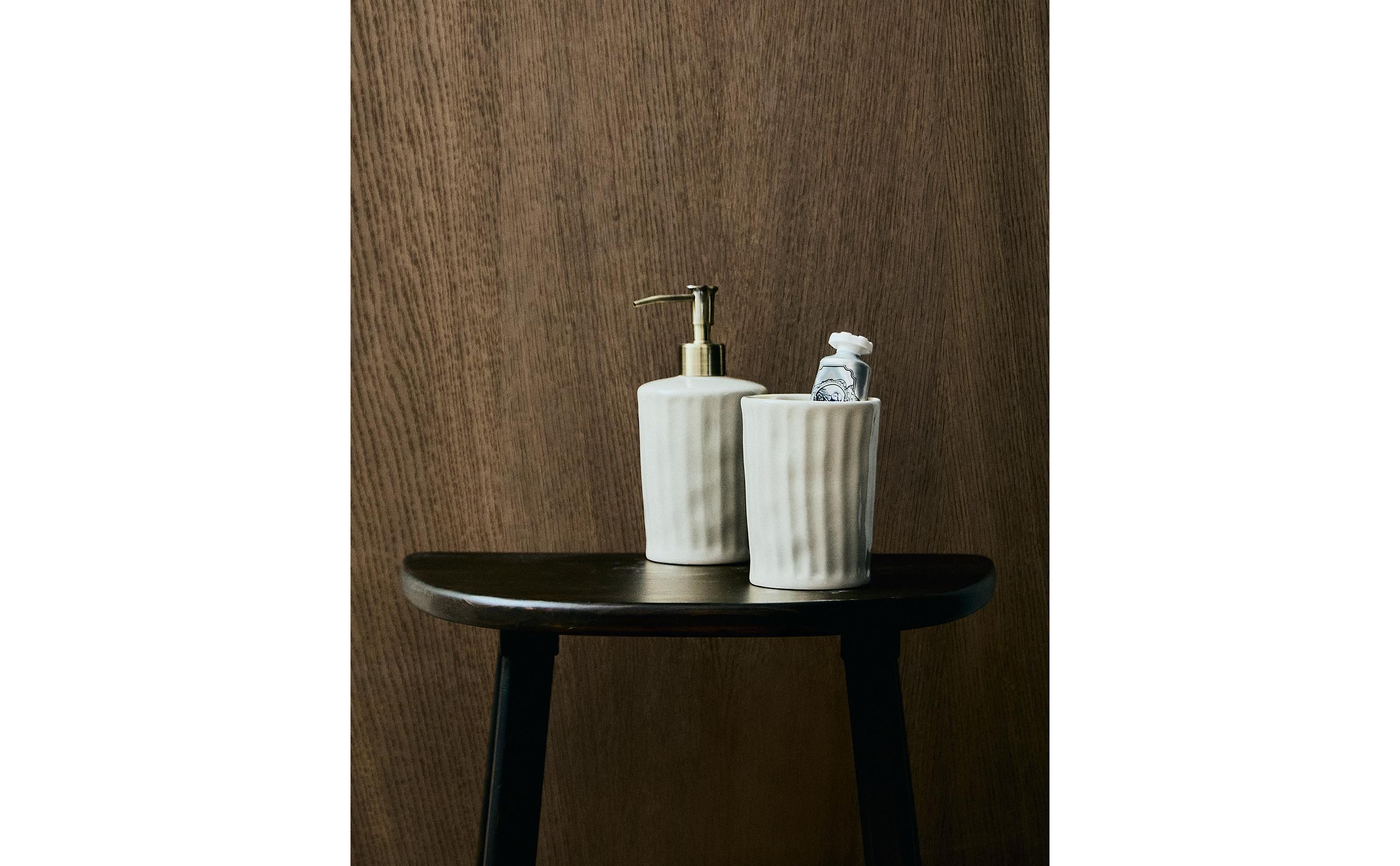RAISED CERAMIC BATHROOM SET