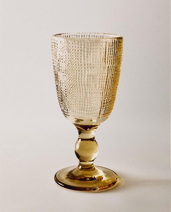 RAISED DESIGN WINE GLASS