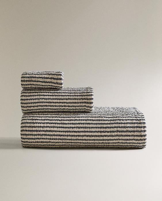 COLOURED WAFFLE-KNIT BATH TOWEL