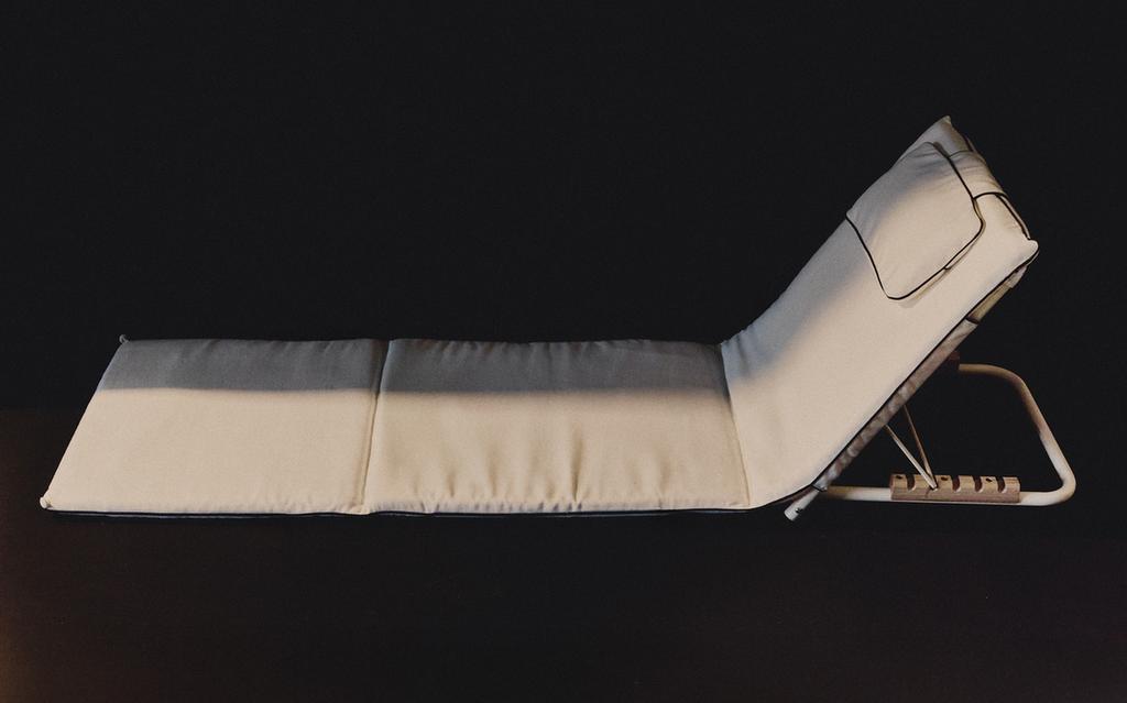 FOLDING BEACH GROUND LOUNGER