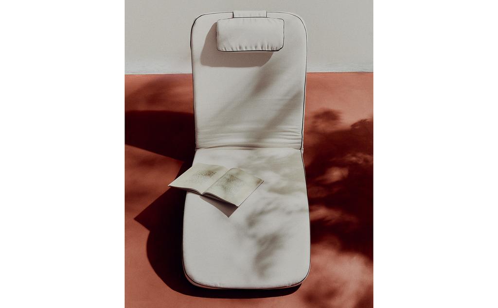 RECLINING OUTDOOR FLOOR LOUNGER