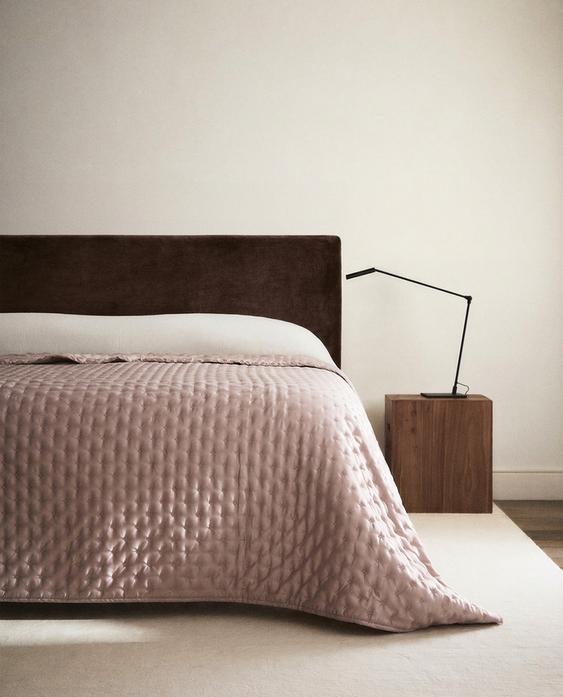 PLAIN QUILTED BEDSPREAD WITH KNOTS