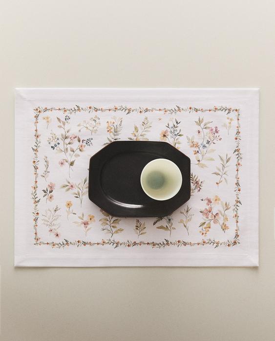 FLORAL PRINT RESIN-COATED PLACEMAT FLORAL PRINT RESIN-COATED PLACEMAT