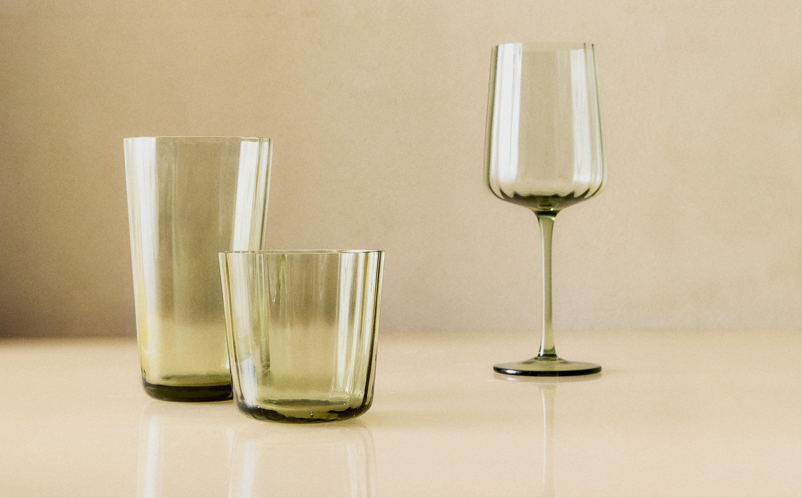GLASSWARE SET WITH LINES