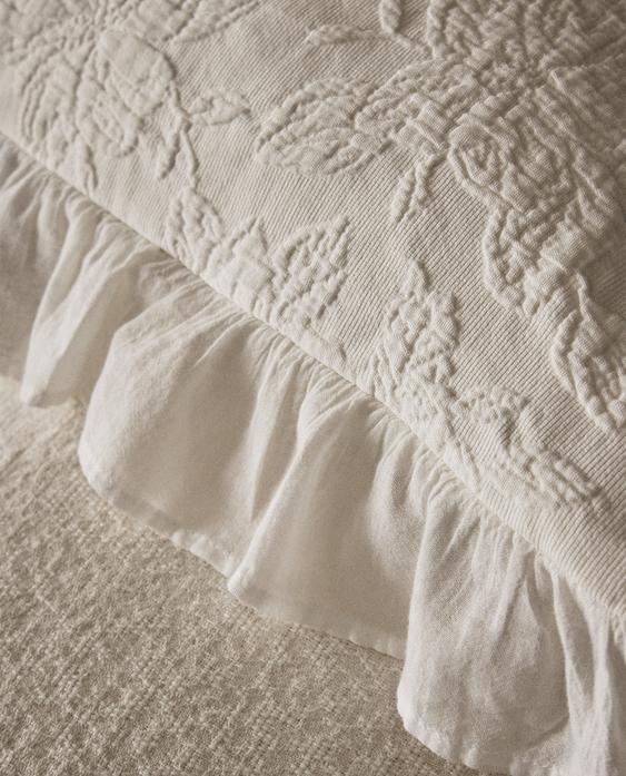 JACQUARD BEDSPREAD WITH RUFFLE TRIM