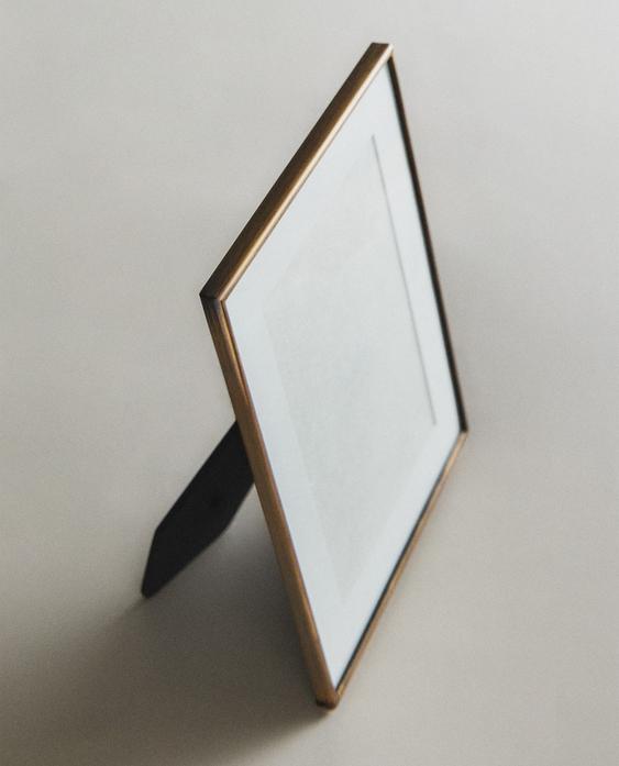 PHOTO FRAME WITH THIN METALLIC BORDER