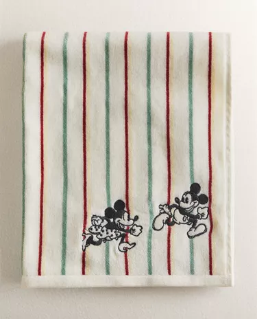 KIDS' MICKEY & MINNIE ©DISNEY VELOUR TOWEL KIDS' MICKEY & MINNIE ©DISNEY VELOUR TOWEL