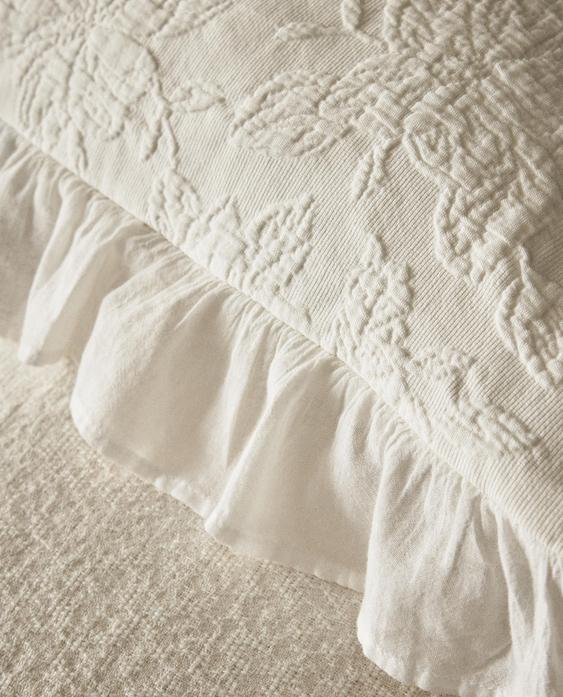 JACQUARD BEDSPREAD WITH RUFFLE TRIM