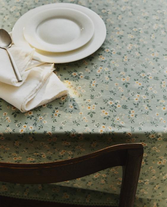 WILDFLOWER TABLECLOTH WITH LACE TRIM