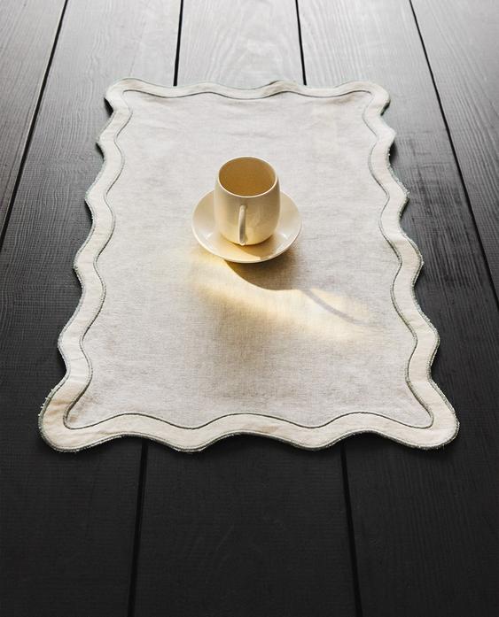 LINEN PLACEMAT WITH SCALLOPED EDGE LINEN PLACEMAT WITH SCALLOPED EDGE