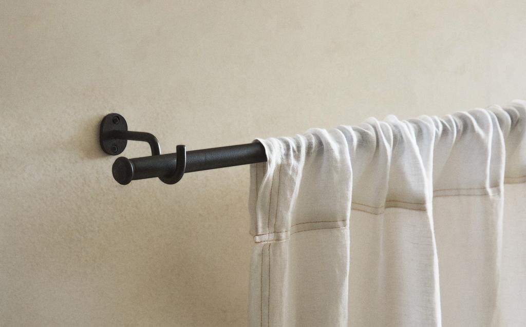 METALLIC CURTAIN POLE HOOK