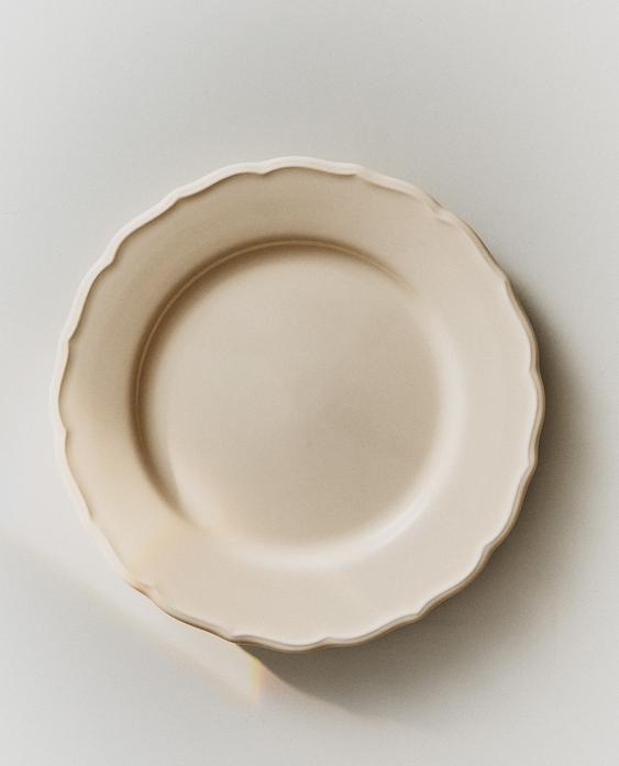 EARTHENWARE DINNER DISH WITH RAISED-DESIGN EDGE