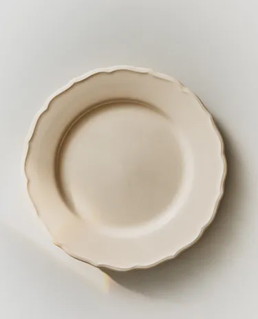 凸饰边沿陶制浅盘
