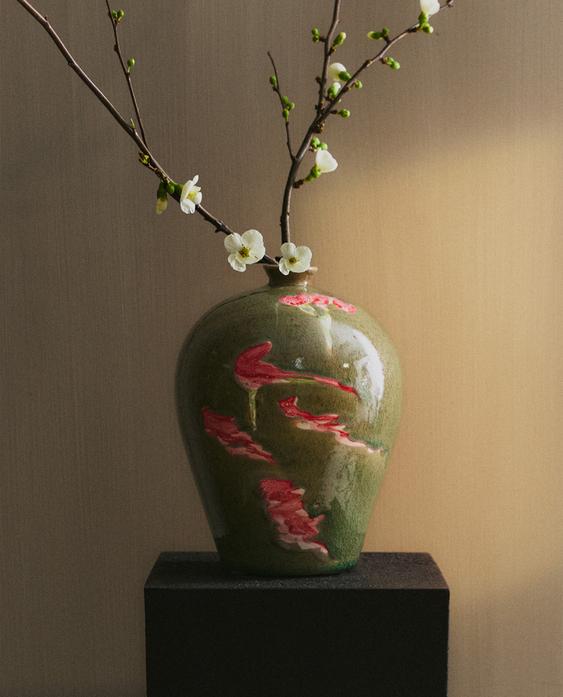 红色花朵炻瓷花瓶