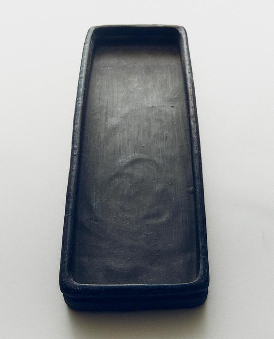 CERAMIC TRAY WITH RECTANGULAR EDGES