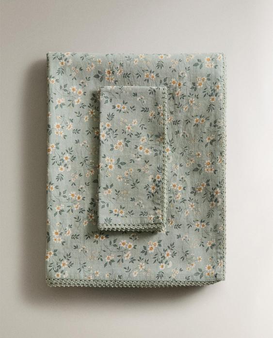 WILDFLOWER TABLECLOTH WITH LACE TRIM