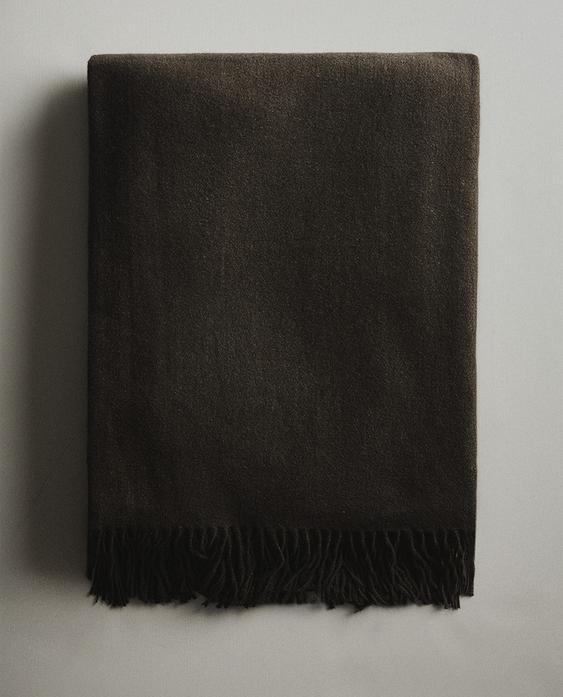 FRINGED SOFT THROW