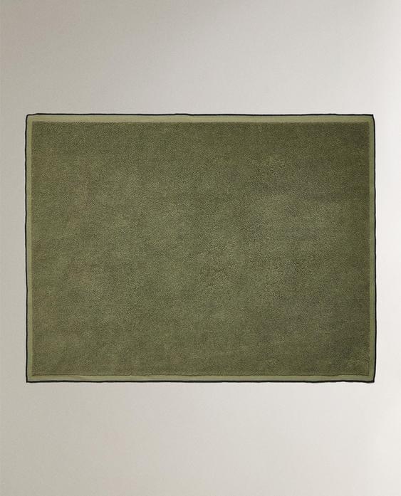 BATH MAT WITH COLOURED TOPSTITCHING