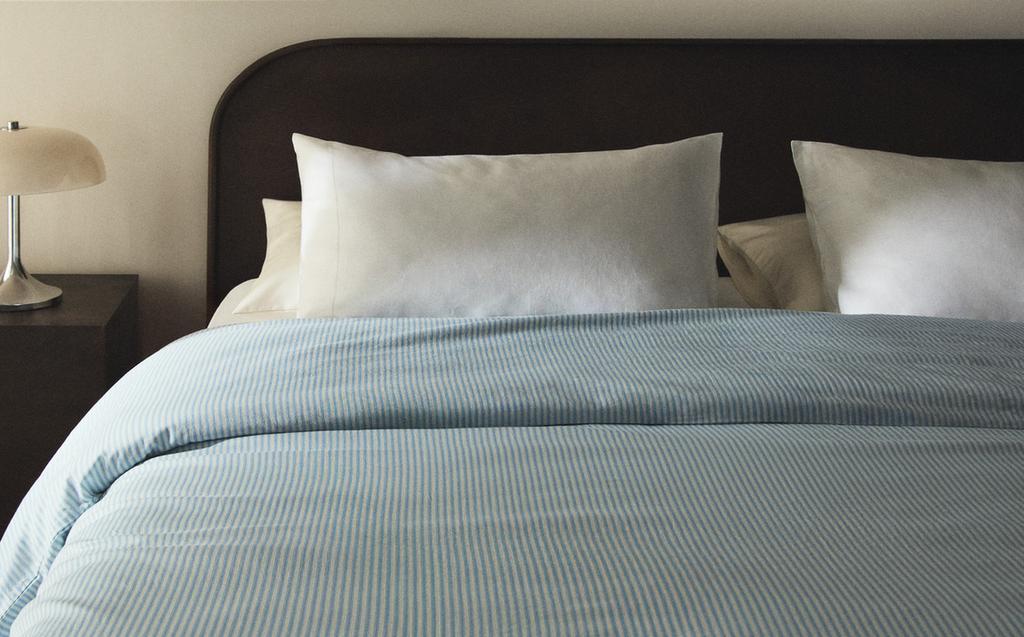 STRIPED FADED SATEEN DUVET COVER (300 THREAD COUNT) STRIPED FADED SATEEN DUVET COVER (300 THREAD COUNT)