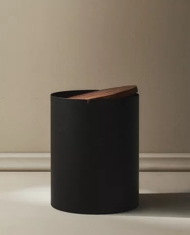 METAL BATHROOM BIN WITH WOODEN LID