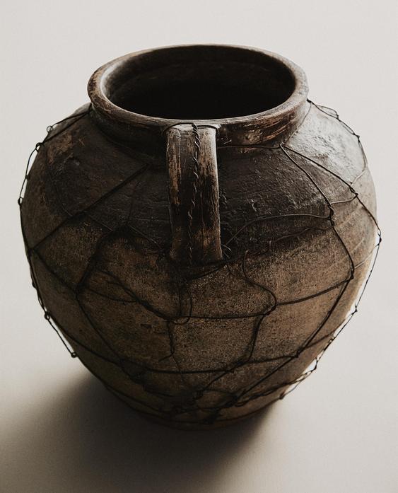 网格饰赤陶花瓶