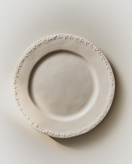 EARTHENWARE DINNER PLATE WITH RAISED-DESIGN EDGE