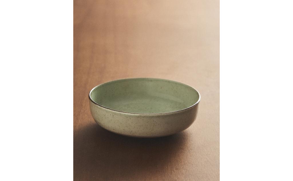 PORCELAIN BOWL WITH ANTIQUE FINISH RIM