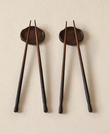 SET OF WOODEN CHOPSTICKS AND HOLDER (SET OF 2)