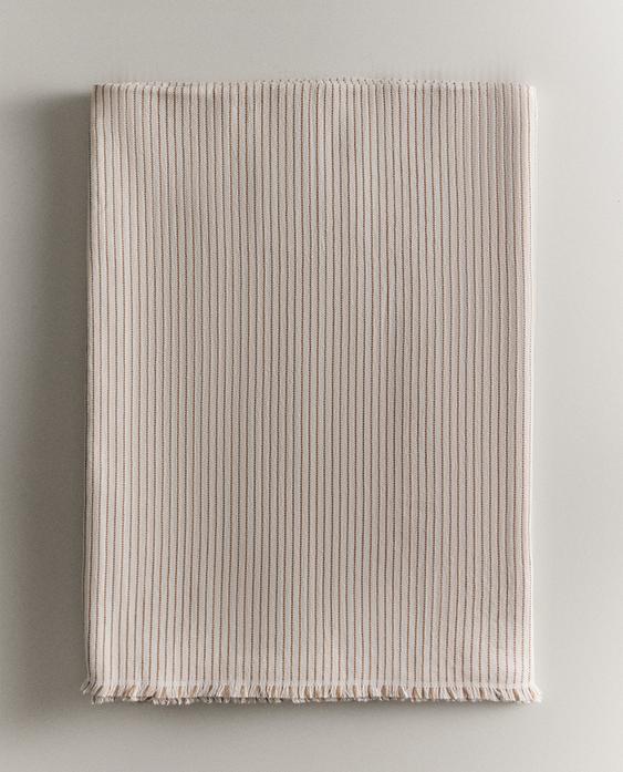 MULTI-PURPOSE THROW WITH LINES MULTI-PURPOSE THROW WITH LINES