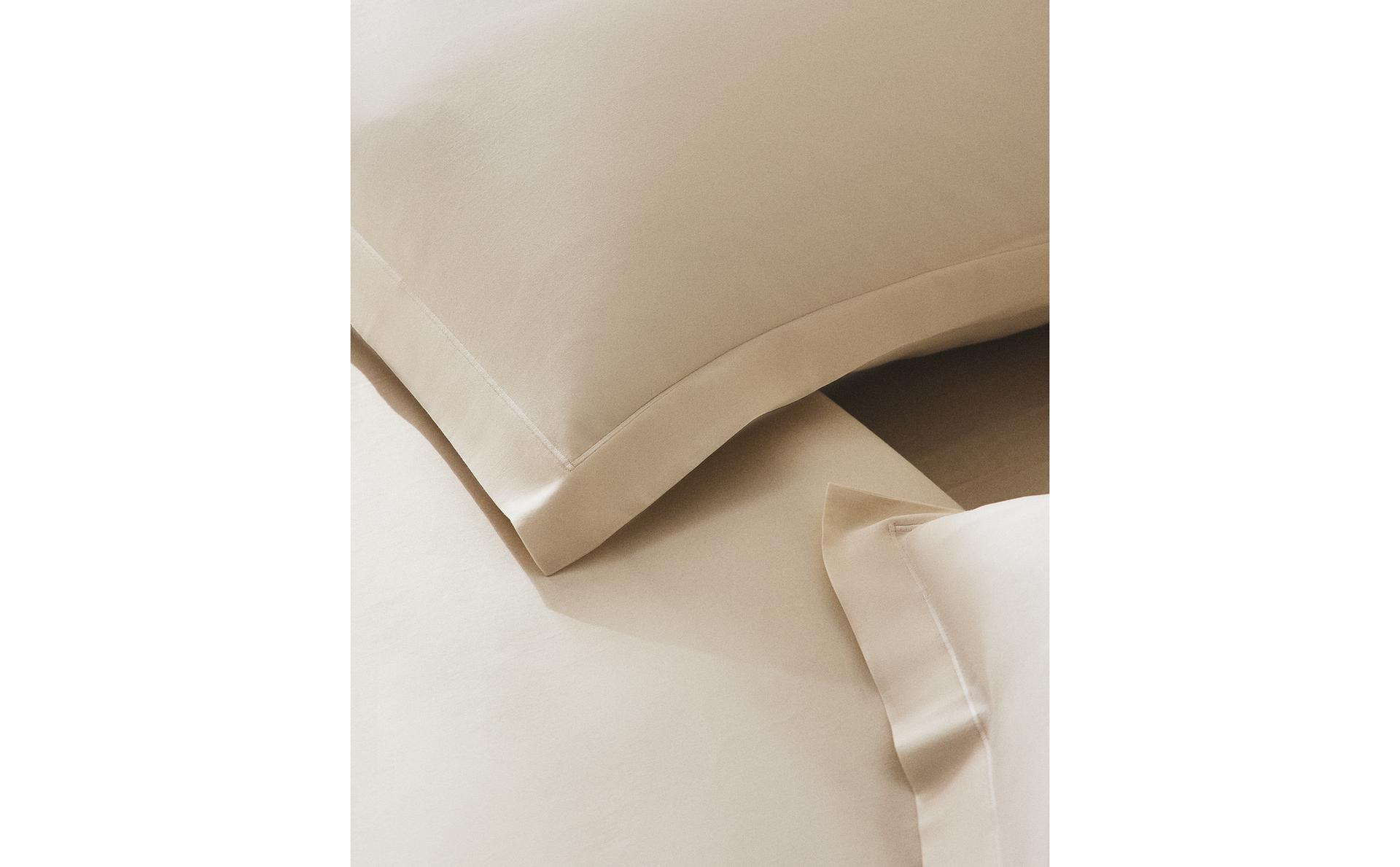 SATEEN PILLOWCASE WITH TRIM (300 THREAD COUNT) SATEEN PILLOWCASE WITH TRIM (300 THREAD COUNT)