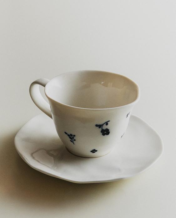 花卉图案瓷器杯碟