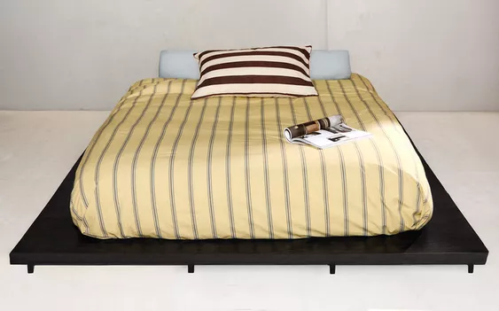 STRIPED COTTON BED LINEN AND HOLIDAY MAGAZINE