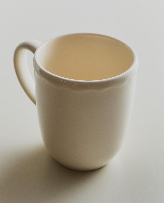 凸饰边沿陶制杯子