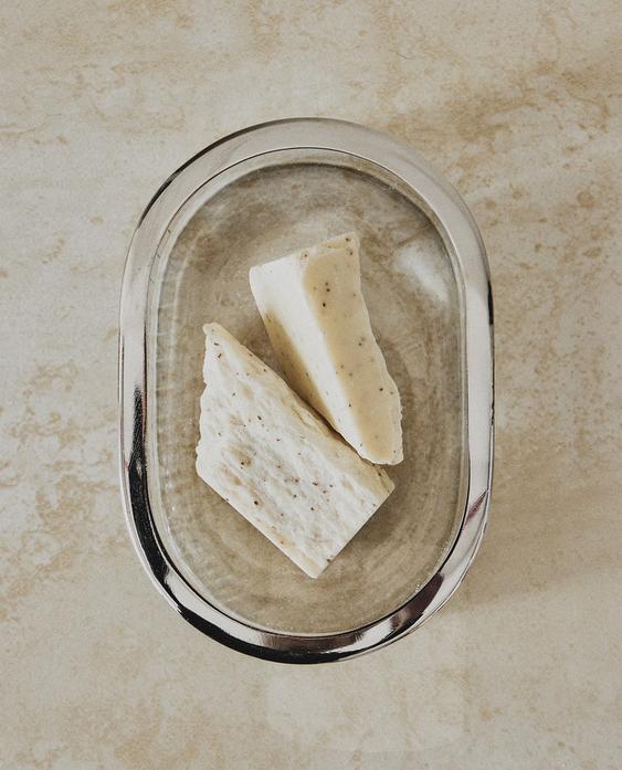 RAISED GLASS AND METAL SOAP DISH