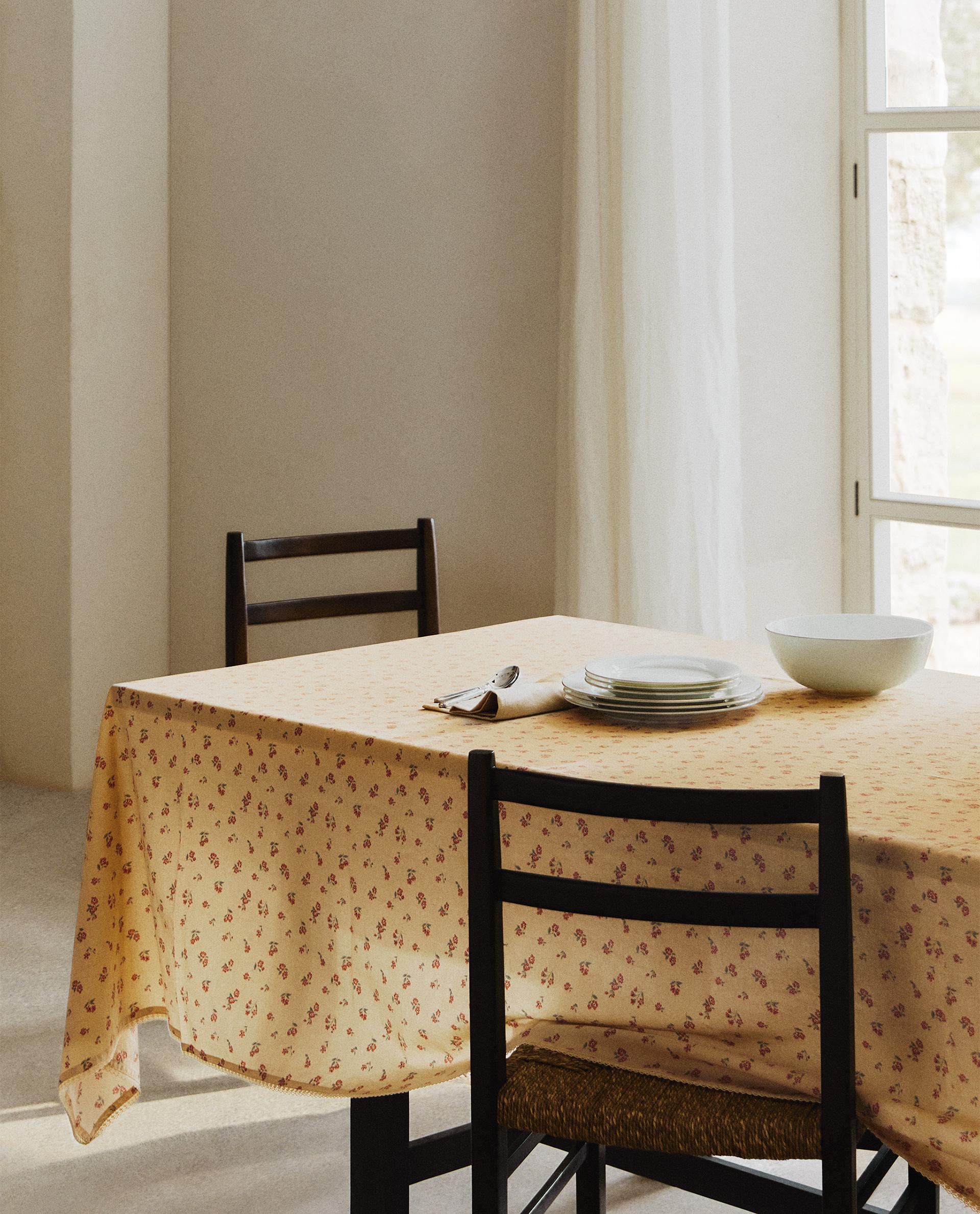 WILDFLOWER TABLECLOTH WITH LACE TRIM WILDFLOWER TABLECLOTH WITH LACE TRIM