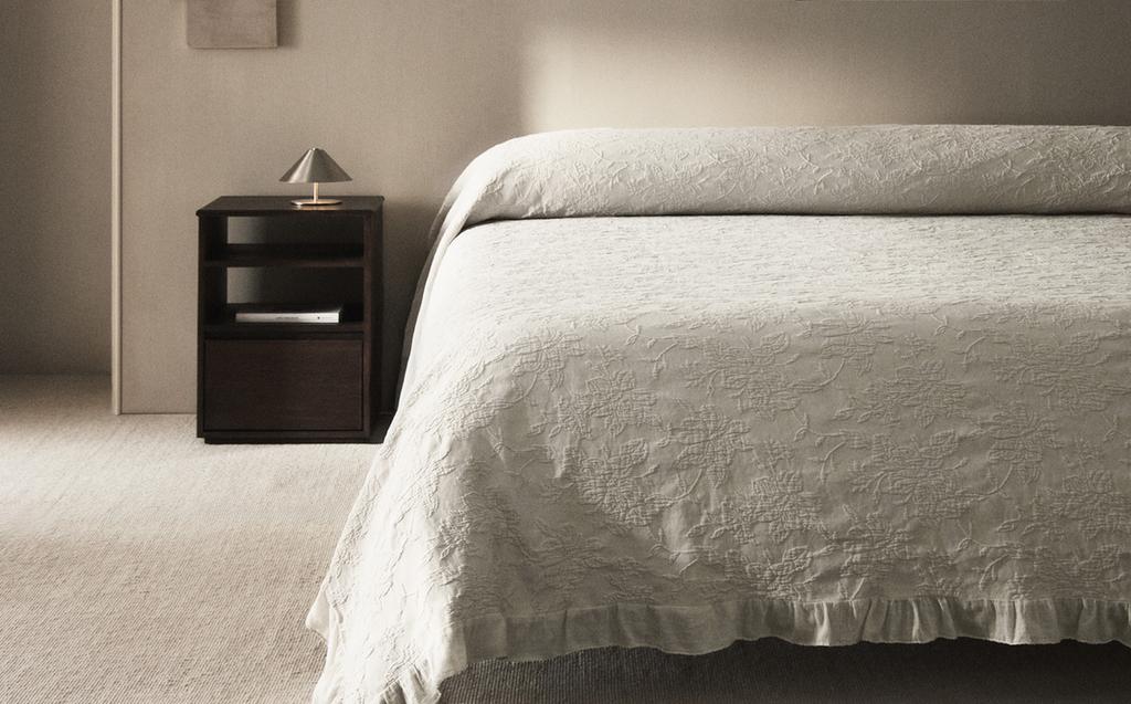 JACQUARD BEDSPREAD WITH RUFFLE TRIM
