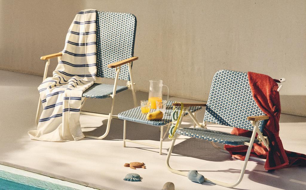沙滩椅与可折叠托盘