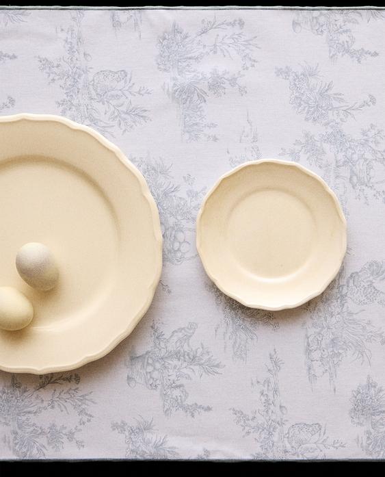 RESIN-COATED TOILE TABLE RUNNER RESIN-COATED TOILE TABLE RUNNER